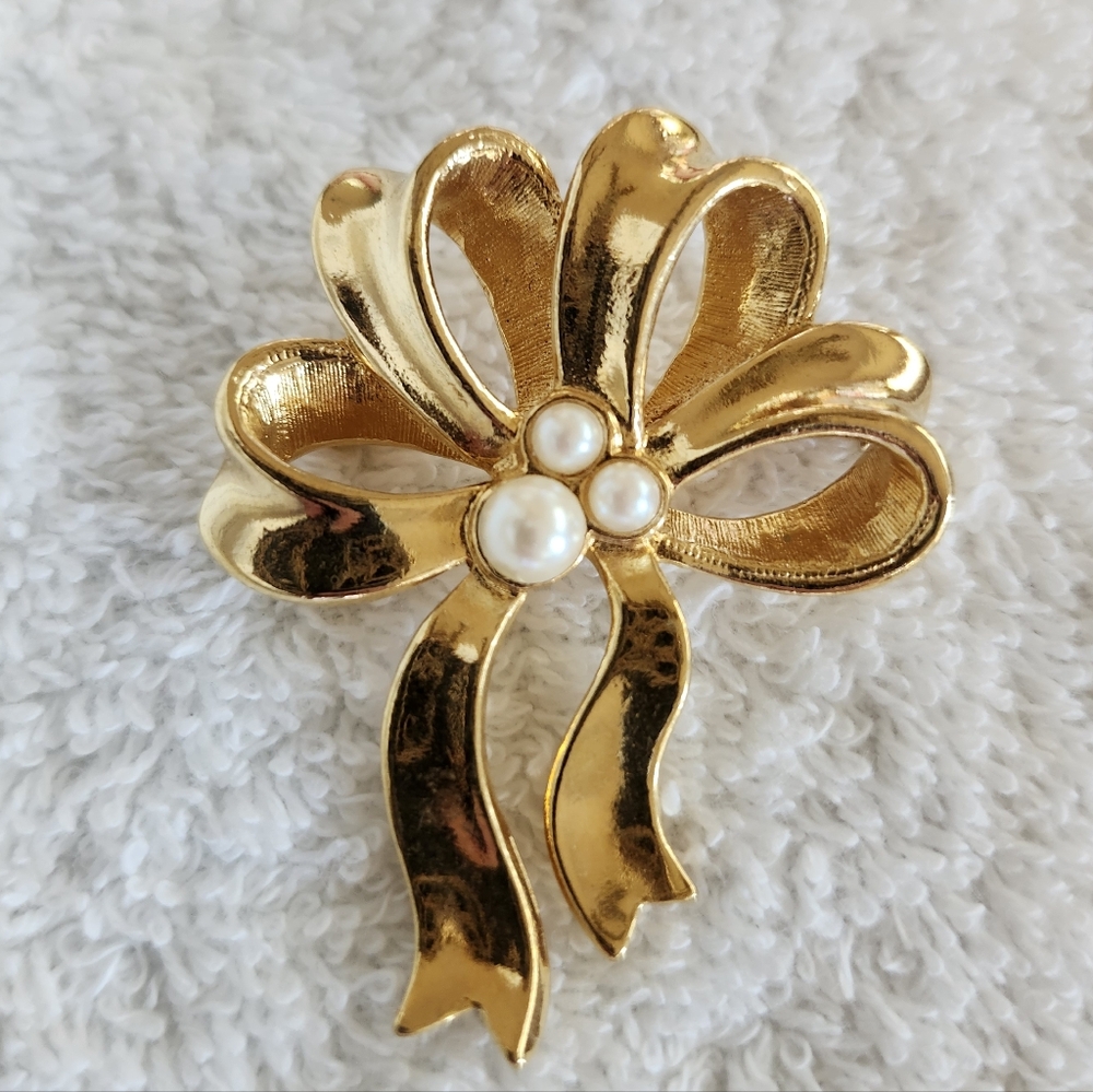 👉*VINTAGE* RIBBON BOW W/ 3 FAUX PEARLS BROOCH PIN ~GOLD TONE ~OLDER AVON ~1995